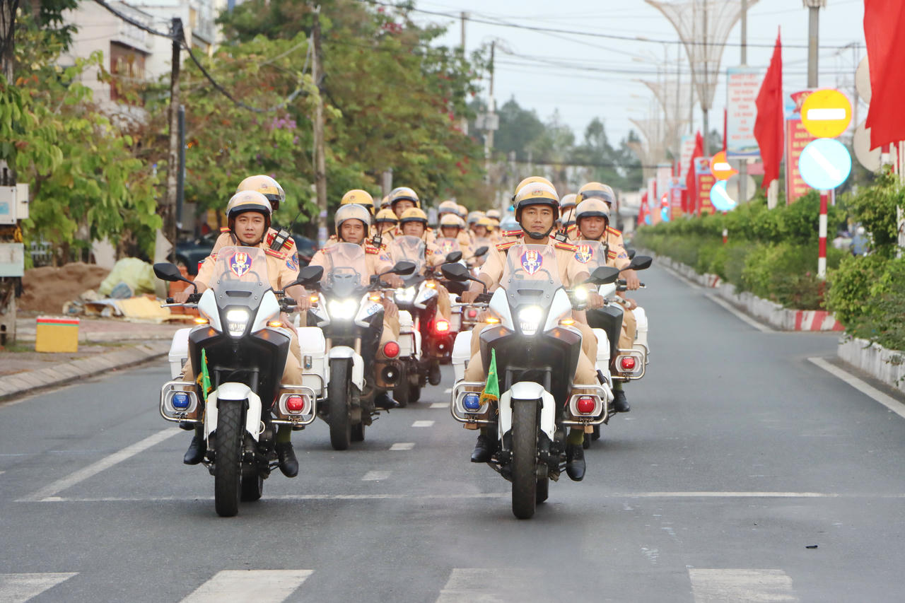 Ngay sau lễ ra quân, các lực lượng Công an, Quân sự tổ chức diễu hành trên các tuyến đường trung tâm tỉnh Cà Mau.