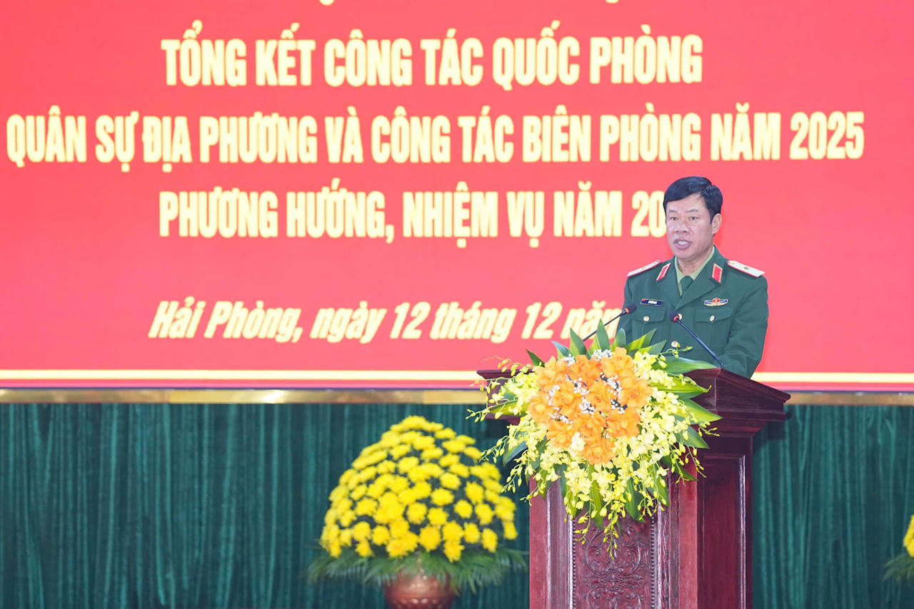 Thiếu tướng Lê Văn Long, Phó Tư lệnh Quân khu 3 phát biểu tại Hội nghị