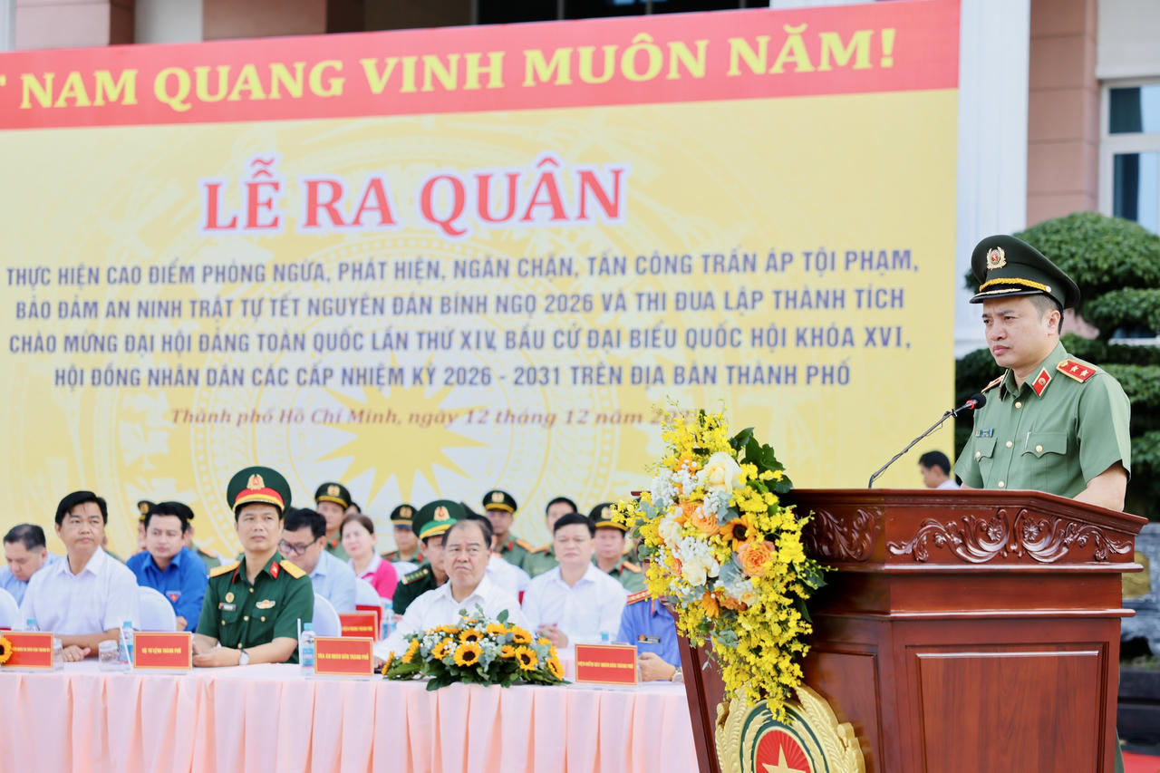 Trung tướng Mai Hoàng – Giám đốc Công an TP Hồ Chí Minh phát biểu, chỉ đạo tại lễ ra quân.