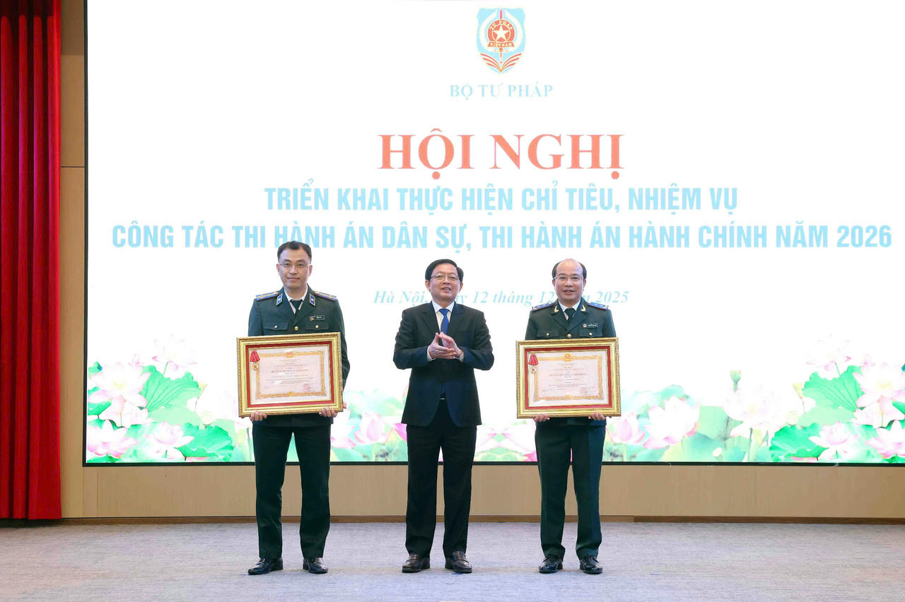 Phó Thủ tướng Hồ Quốc Dũng trao Huân chương Lao động tặng 2 tập thể. (Ảnh: Triệu Oanh)