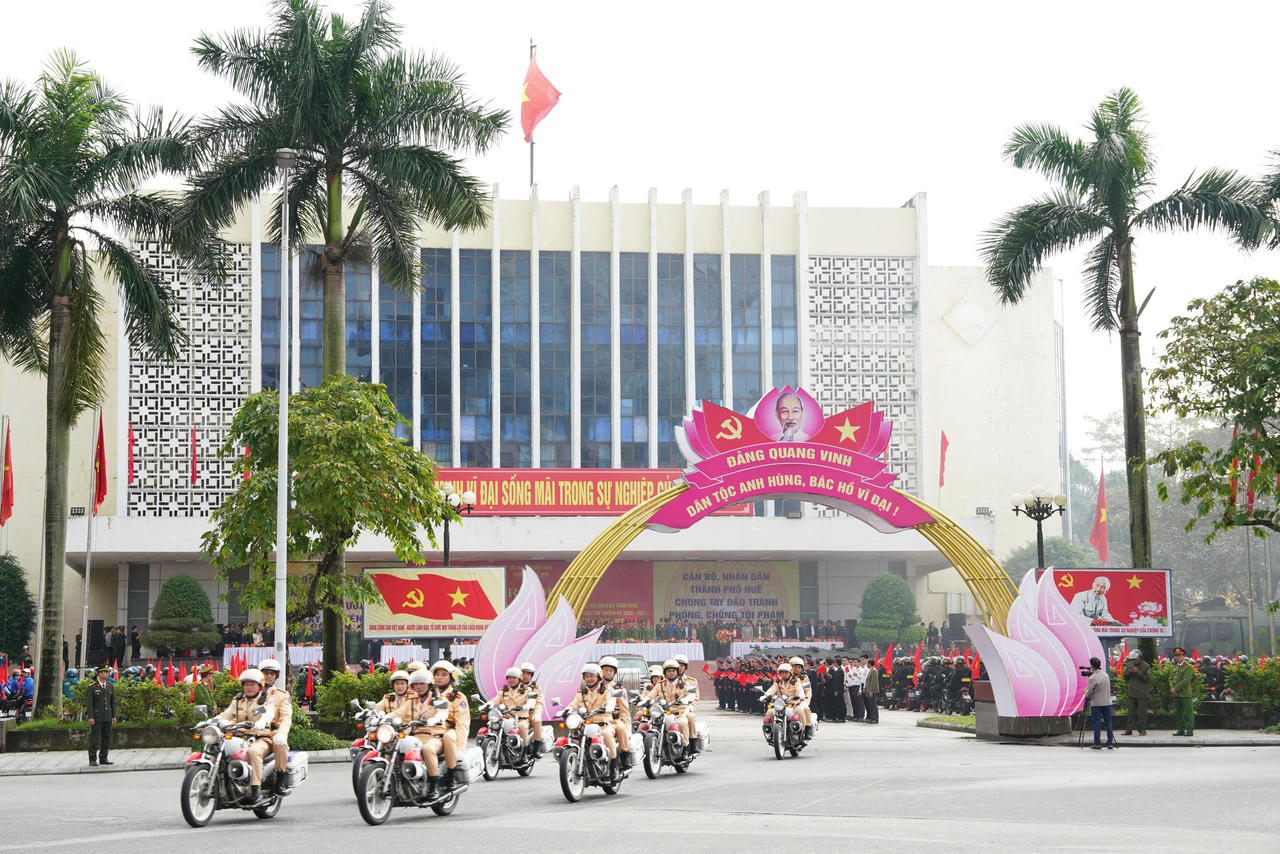 Lực lượng Công an diễu hành sau lễ ra quân.