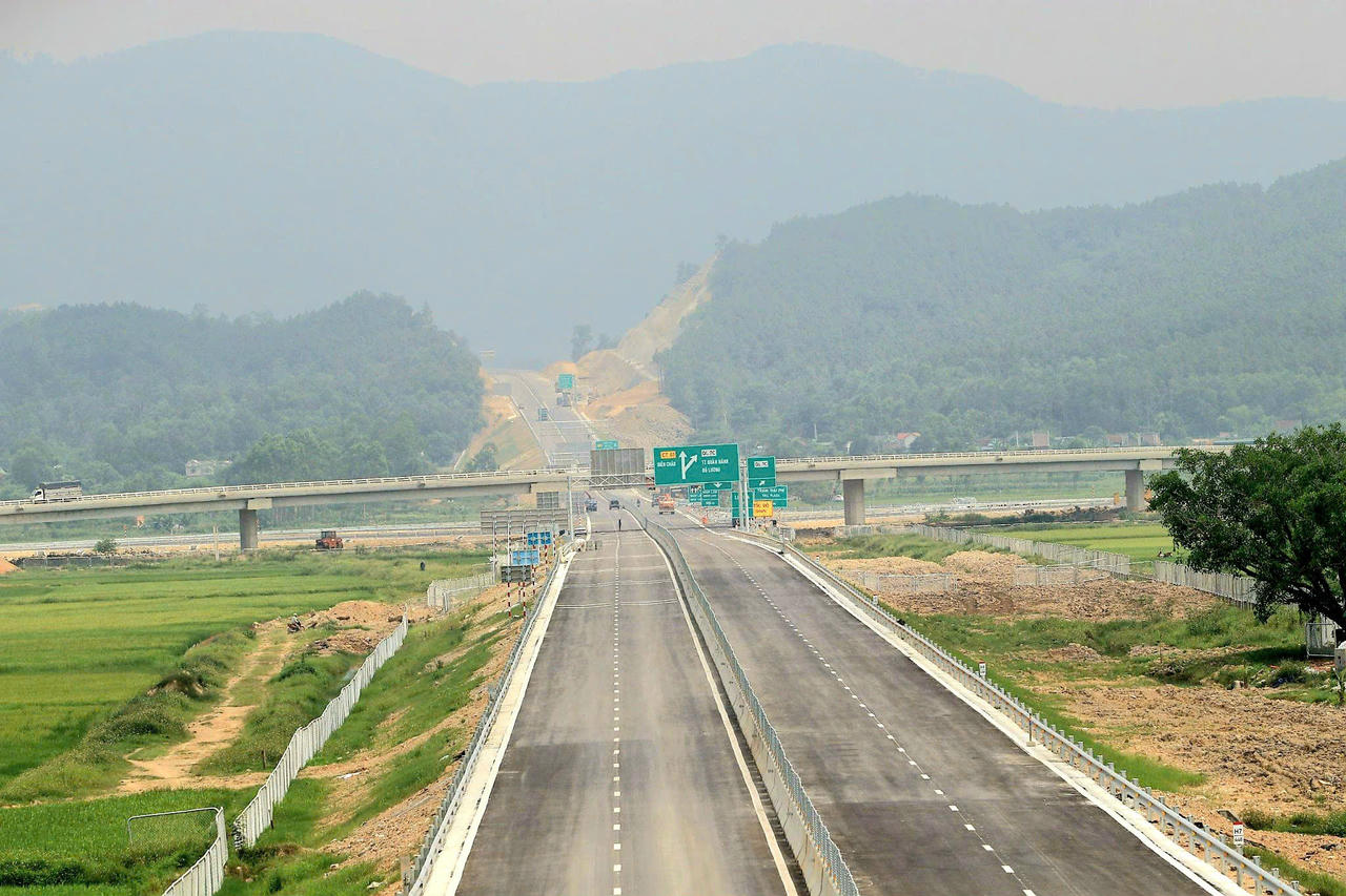 Cao tốc Diễn Châu – Bãi Vọt: Người dân tự ý phá rào bảo vệ hành lang