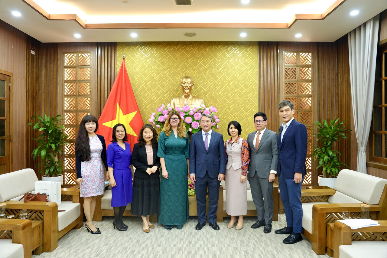 Bộ trưởng Nguyễn Hải Ninh chụp ảnh lưu niệm cùng Trưởng đại diện Quỹ Nhi đồng Liên hợp quốc (UNICEF) tại Việt Nam.&nbsp;