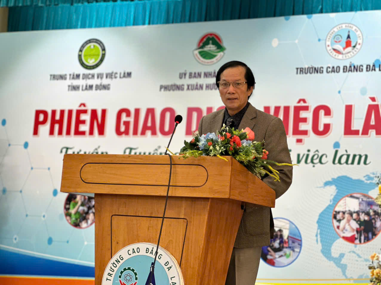 Phó Hiệu trưởng trường Cao đẳng Đà Lạt phát biểu khai mạc phiên giao dịch việc làm.
