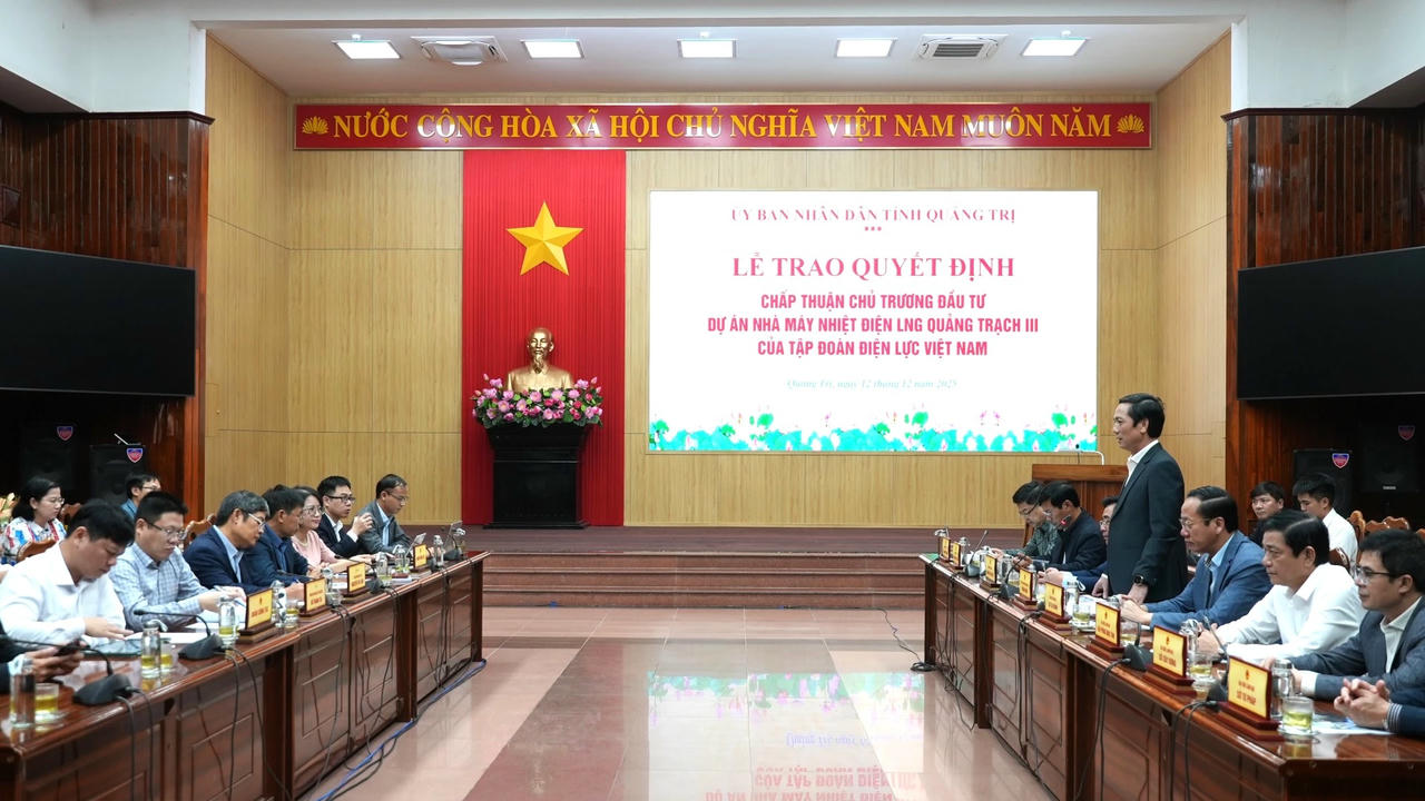 Sau lễ trao quyết định chủ trương đầu tư, Phó Chủ tịch Thường trực UBND tỉnh Hoàng Nam làm việc với lãnh đạo EVN về tiến độ các dự án thuộc Trung tâm Điện lực Quảng Trạch và Nhà máy Nhiệt điện Quảng Trị.