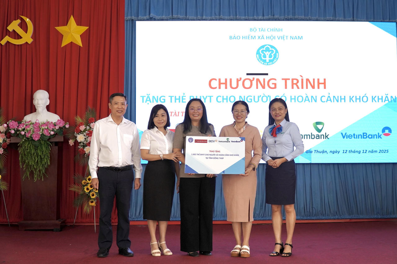 Bốn ngân hàng lớn tài trợ 600 triệu đồng tiền thẻ BHYT tại Đồng Tháp