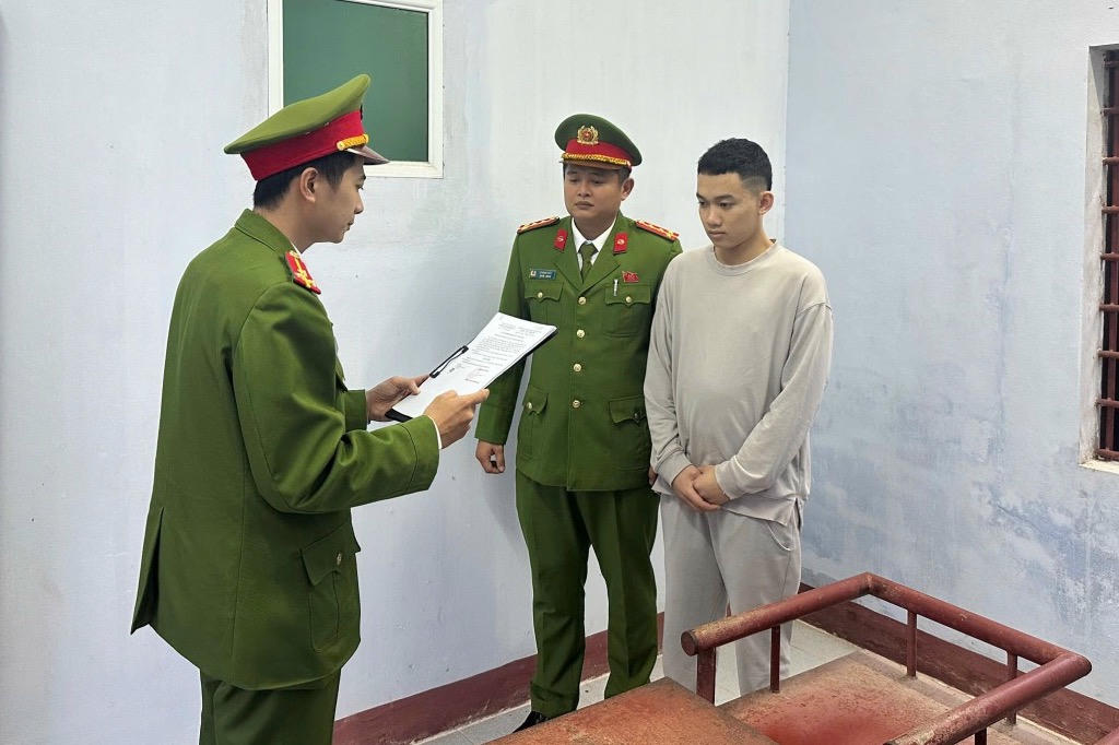 Khởi tố nam thanh niên lái ô tô tông vào nhóm người sau mâu thuẫn tại quán nhậu