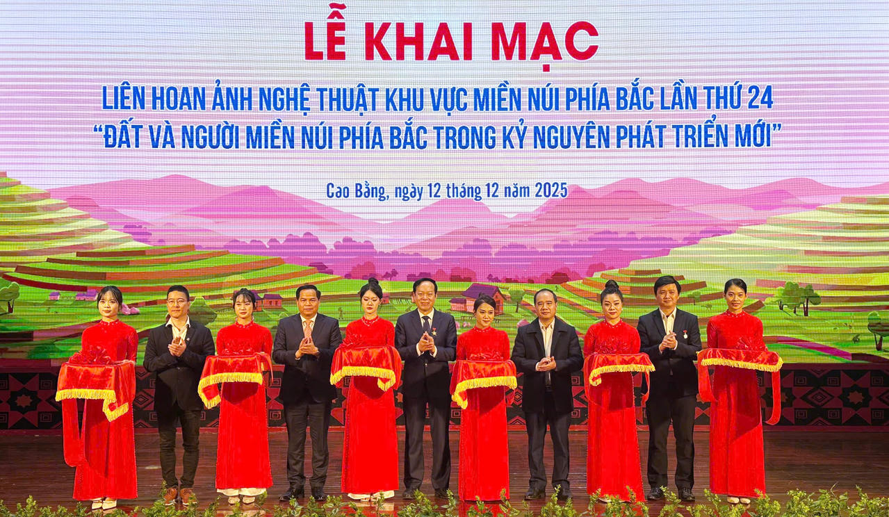 Các đại biểu cắt băng khai mạc&nbsp;Liên hoan Ảnh nghệ thuật khu vực Miền núi phía Bắc lần thứ 24. Ảnh: Tuấn Vũ.