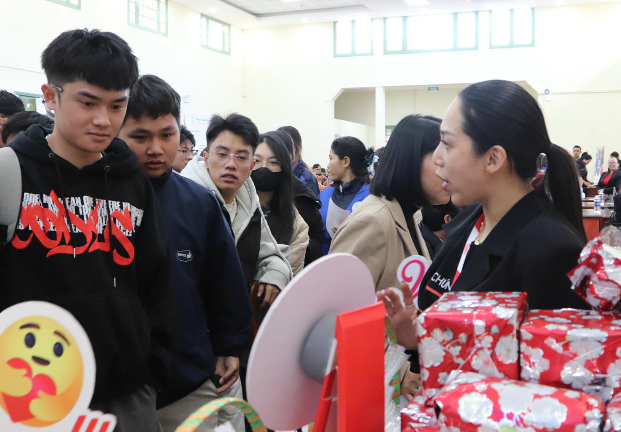 Phiên giao dịch việc làm là cầu nối giữa học sinh, sinh viên, người lao động với các nhà tuyển dụng.