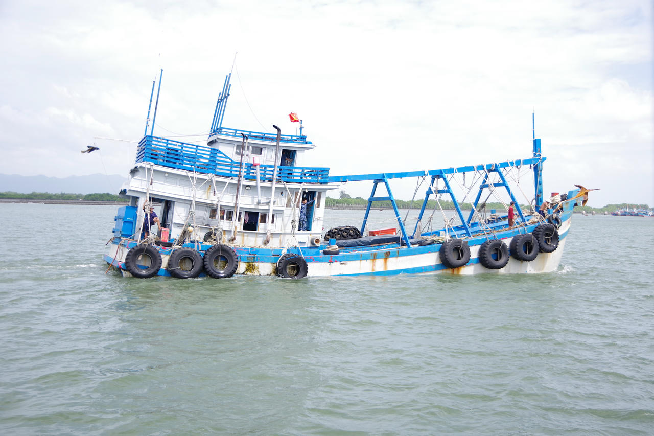 Bắt giữ tàu cá vận chuyển 100.000 lít dầu DO không rõ nguồn gốc trên biển Đông