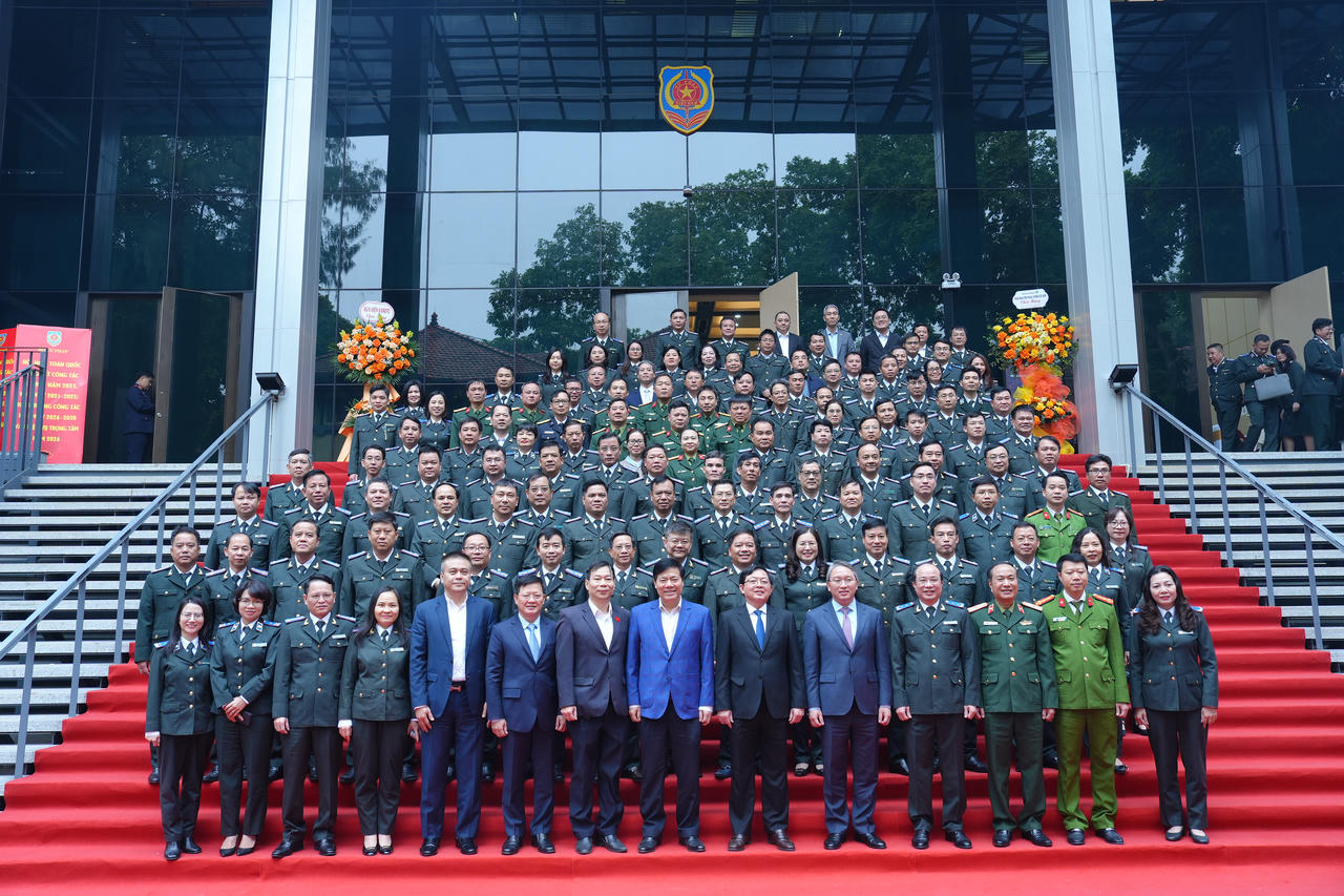 Phó Thủ tướng Hồ Quốc Dũng, Bộ trưởng Nguyễn Hải Ninh cùng lãnh đạo các THADS địa phương. (Ảnh: Phương Mai)