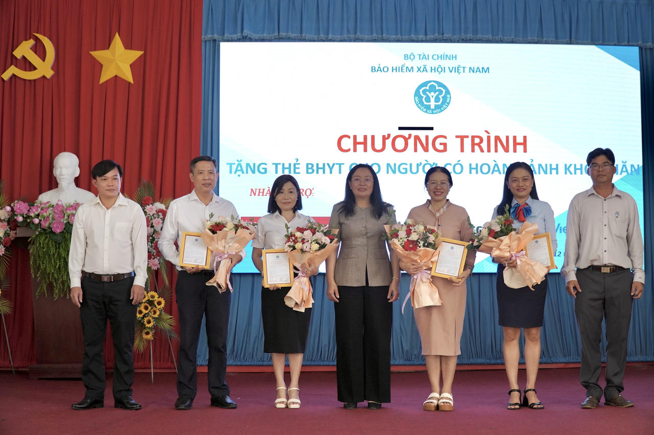 Giám đốc BHXH tỉnh Đồng Tháp tặng thư cảm ơn đến các nhà tài trợ. Ảnh: Kim Ngân