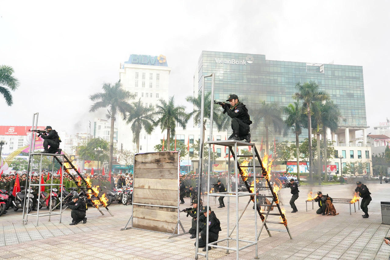 Phòng Cảnh sát cơ động Công an thành phố Huế trình diễn Kỹ, chiến thuật vận động tiếp cận mục tiêu.