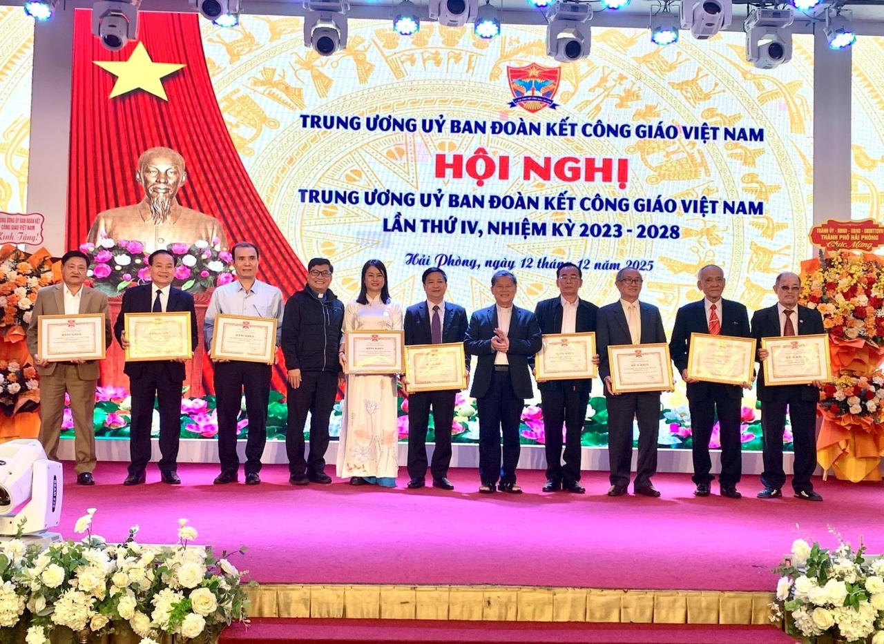 Các tập thể, cá nhân được biểu dương, khen thưởng.