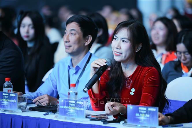 Giám khảo Nguyễn Phương Linh, Viện trưởng, MSD United Way Việt Nam đặt câu hỏi cho các đội thi