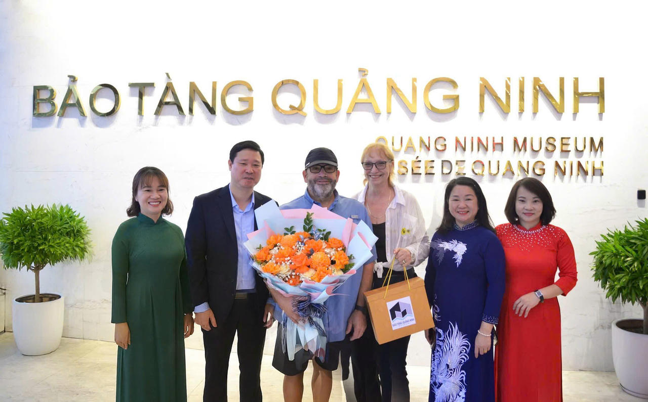 Giám đốc Bảo tàng Quảng Ninh tặng hoa chúc du khách thứ 1 triệu trong năm 2025