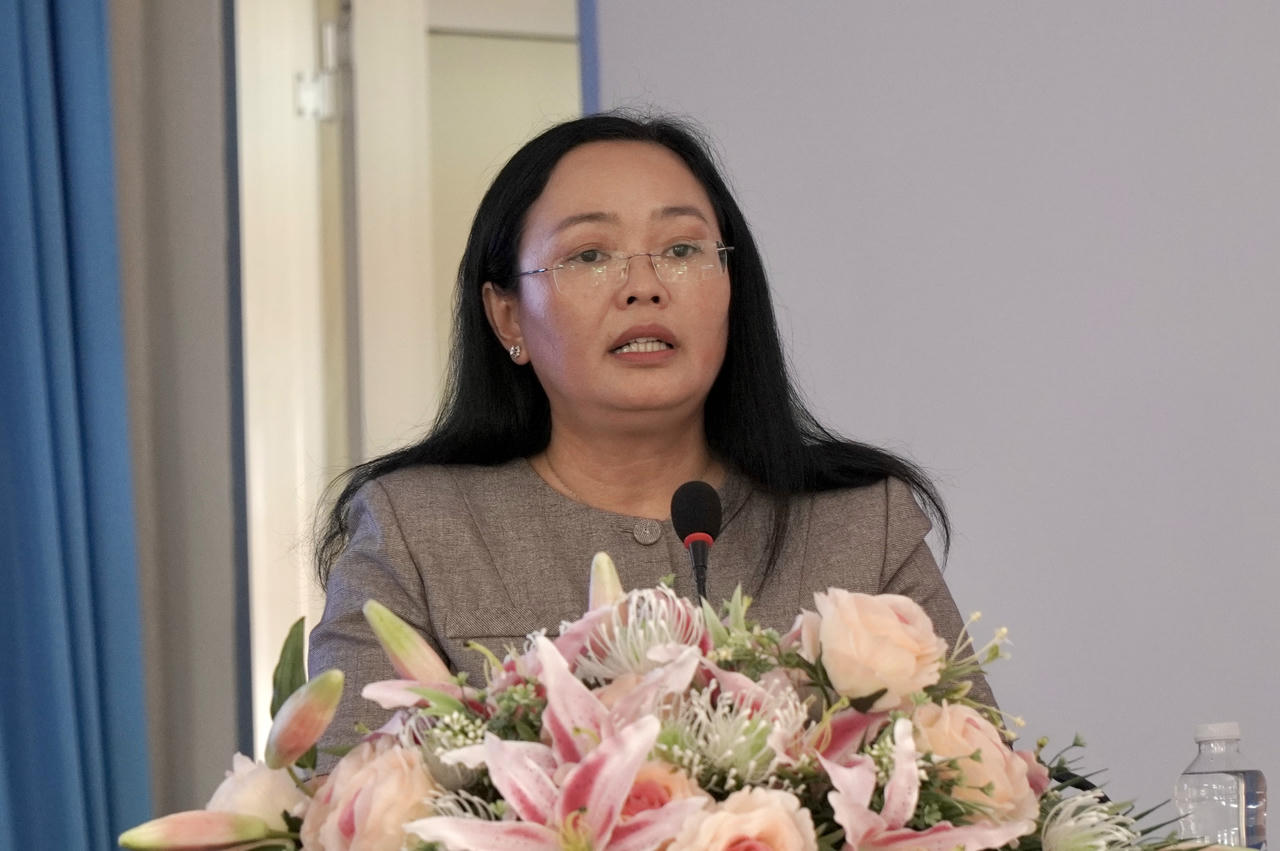 Bà Huỳnh Nguyễn Phương Oanh – Giám đốc BHXH tỉnh Đồng Tháp phát biểu tại buổi trao tặng thẻ BHYT. Ảnh: Kim Ngân