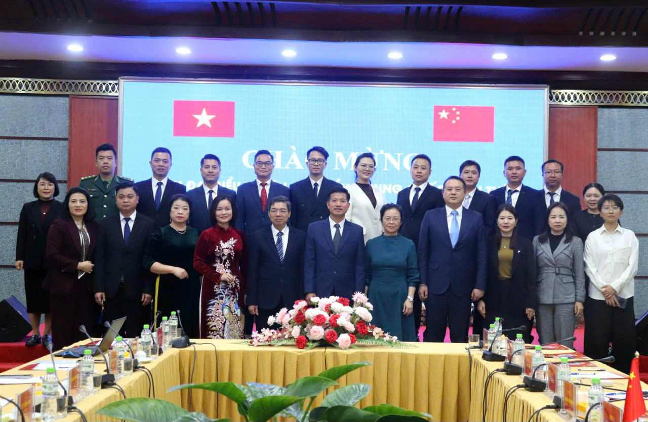 Đoàn thăm và làm việc tại phường Lào Cai