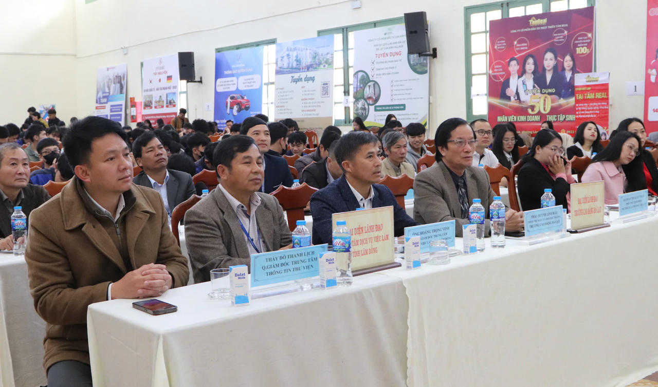 Các đại biểu tham dự Phiên giao dịch việc làm.