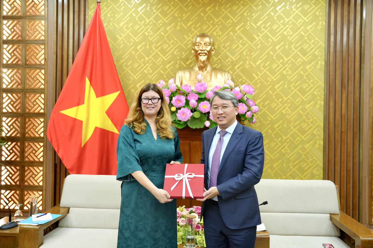 Bộ trưởng Nguyễn Hải Ninh chụp ảnh lưu niệm cùng Trưởng đại diện Quỹ Nhi đồng Liên hợp quốc (UNICEF) tại Việt Nam