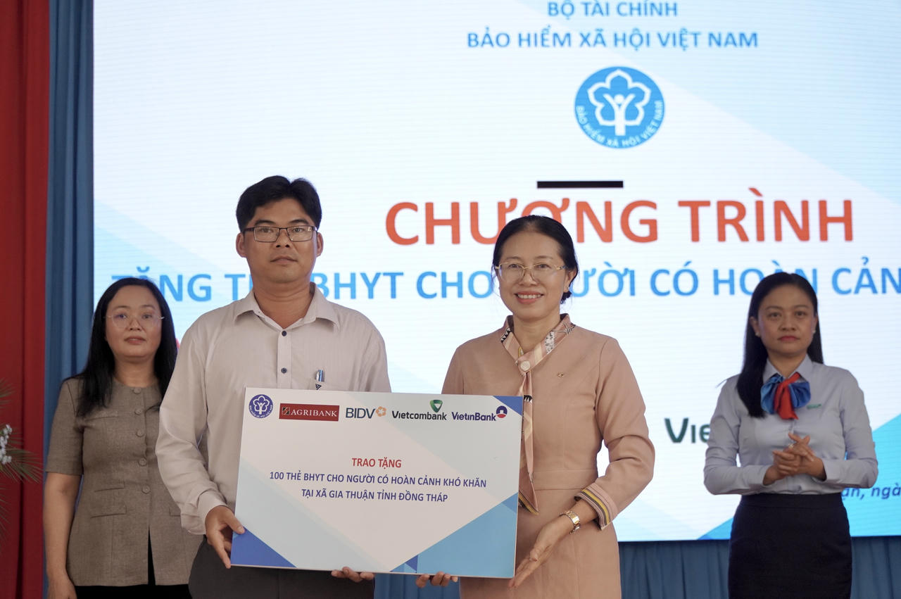 Xã Gia Thuận nhận 100 thẻ BHYT từ nhà tài trợ. Ảnh: Kim Ngân