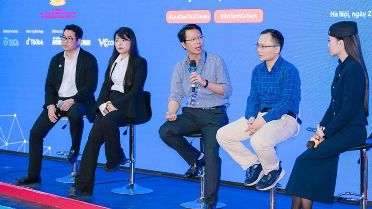 Các chuyên gia trao đổi tại phiên thảo luận “Chống lừa đảo trong mua sắm trực tuyến và góc nhìn từ các đơn vị liên quan”.