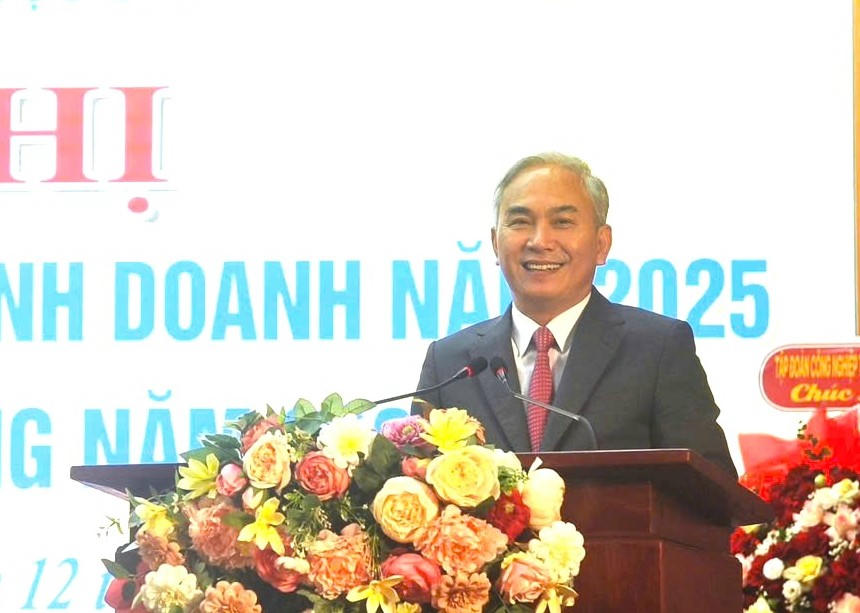 Ông Vũ Anh Tuấn - Phó Bí thư Đảng ủy, Thành viên HĐTV, Tổng Giám đốc Tập đoàn Công nghiệp Than - Khoáng sản Việt Nam phát biểu tại hội nghị.