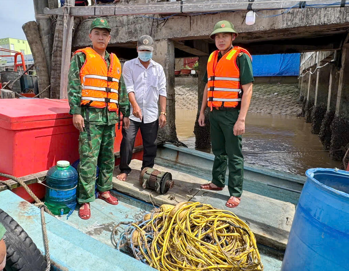 Lực lượng Đồn Biên phòng Gành Hào (BĐBP Cà Mau) phát hiện phương tiện và tang vật khai thác thủy sản mang tính tận diệt trên sông Gành Hào.