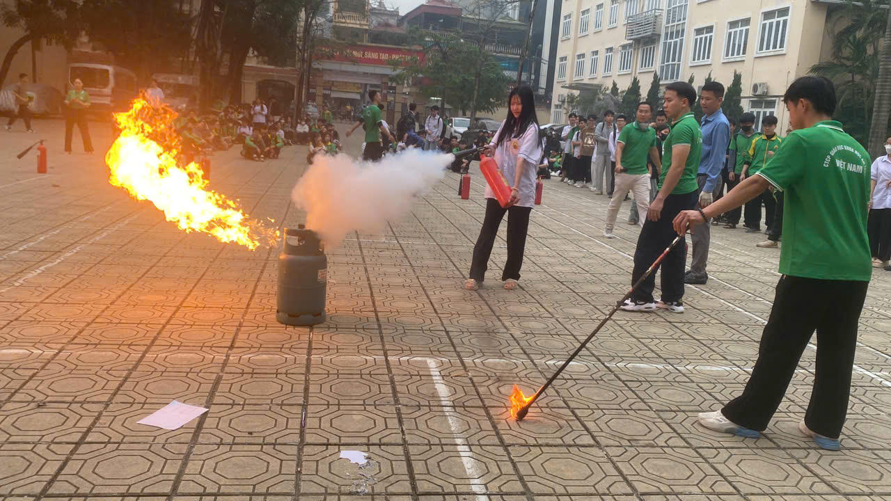 Thực hành chữa cháy bằng bình chữa cháy xách tay. (Ảnh: Hoàng Tùng)