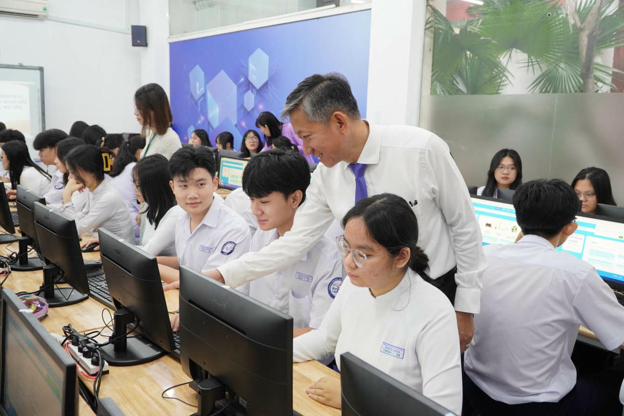 Mạng xã hội có ảnh hưởng đến nhận thức về giới, về hành vi, suy nghĩ, tâm lý đang được nuôi dưỡng, hình thành của học sinh, sinh viên. (Ảnh minh họa - Nguồn: M.C)