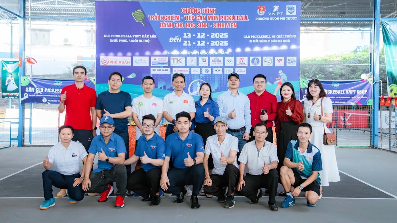 Đại diện các đơn vị Đoàn doanh nghiệp, cơ sở giáo dục, HLV và cộng đồng Pickleball địa phương tham gia chương trình trải nghiệm Pickleball dành cho học sinh, sinh viên.