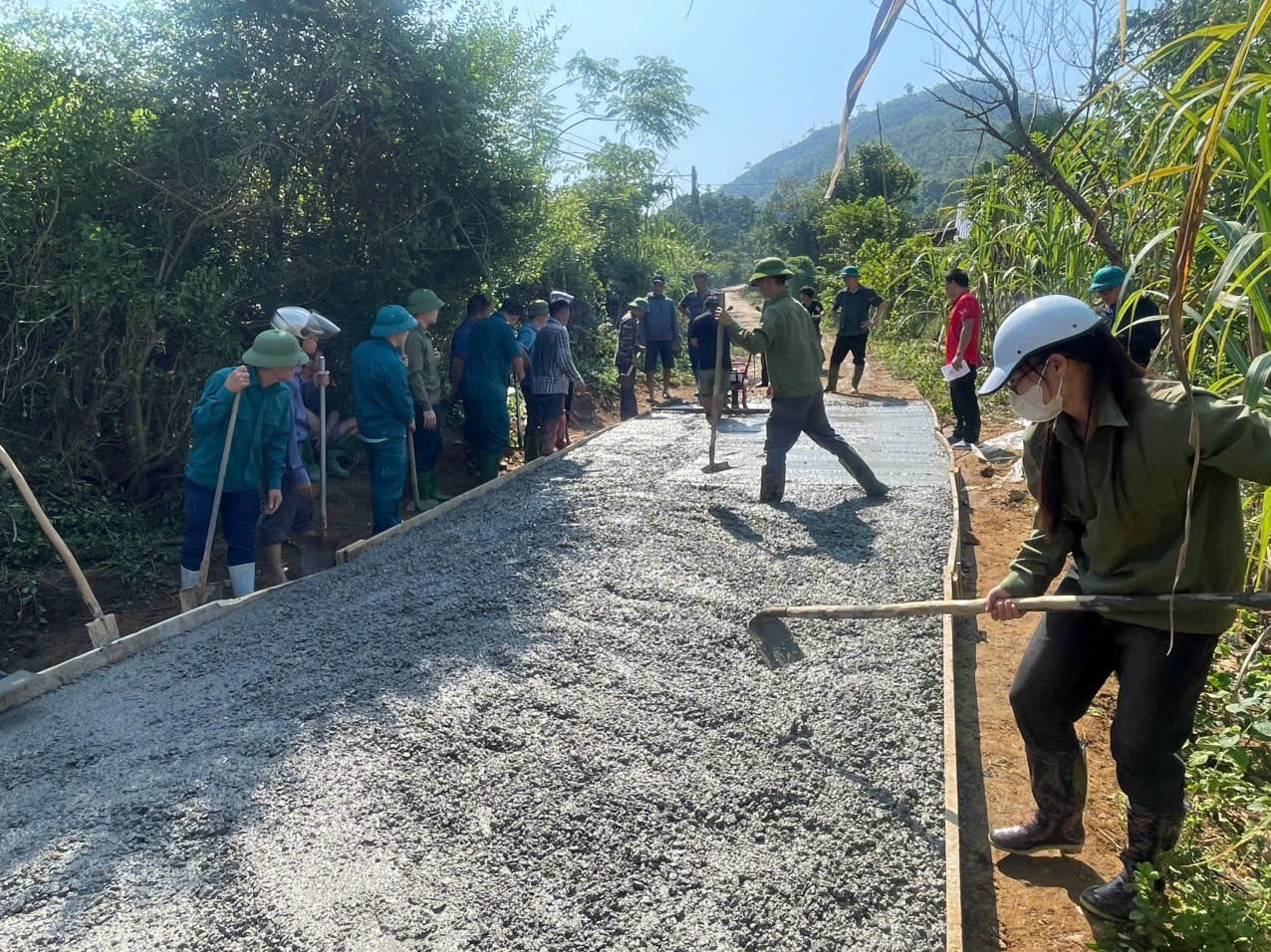 Nhân dân xã Bảo Hà chung sức làm đường giao thông nông thôn.