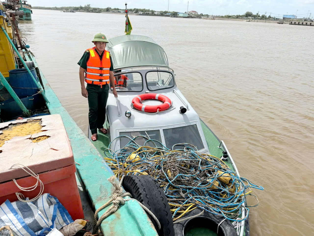 Đồn Biên phòng Gành Hào đưa tang vật vi phạm về đơn vị để xử lý theo quy định của pháp luật.