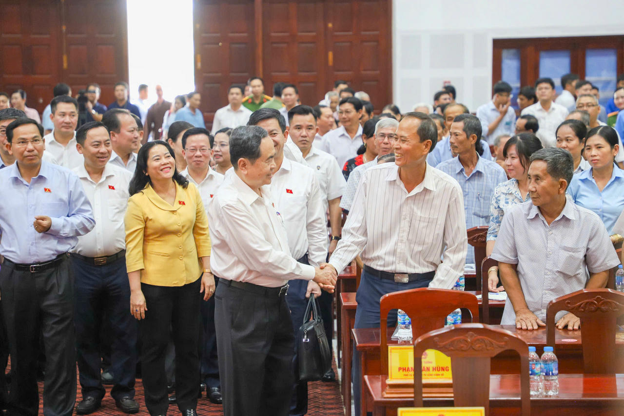 Chủ tịch Quốc hội Trần Thanh Mẫn và các cử tri. Ảnh: Đ.Thương