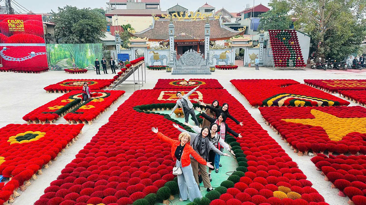 Khách du lịch check in ở điểm trưng bày tăm hương Quảng Phú Cầu.
(Ảnh: Linh Tâm)