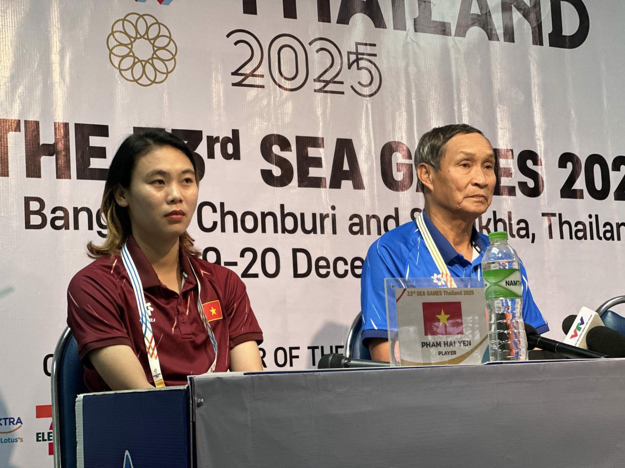 Cầu thủ Hải Yến và HLV Mai Đức Chung tại buổi họp báo trước trận đấu (Ảnh VFF)