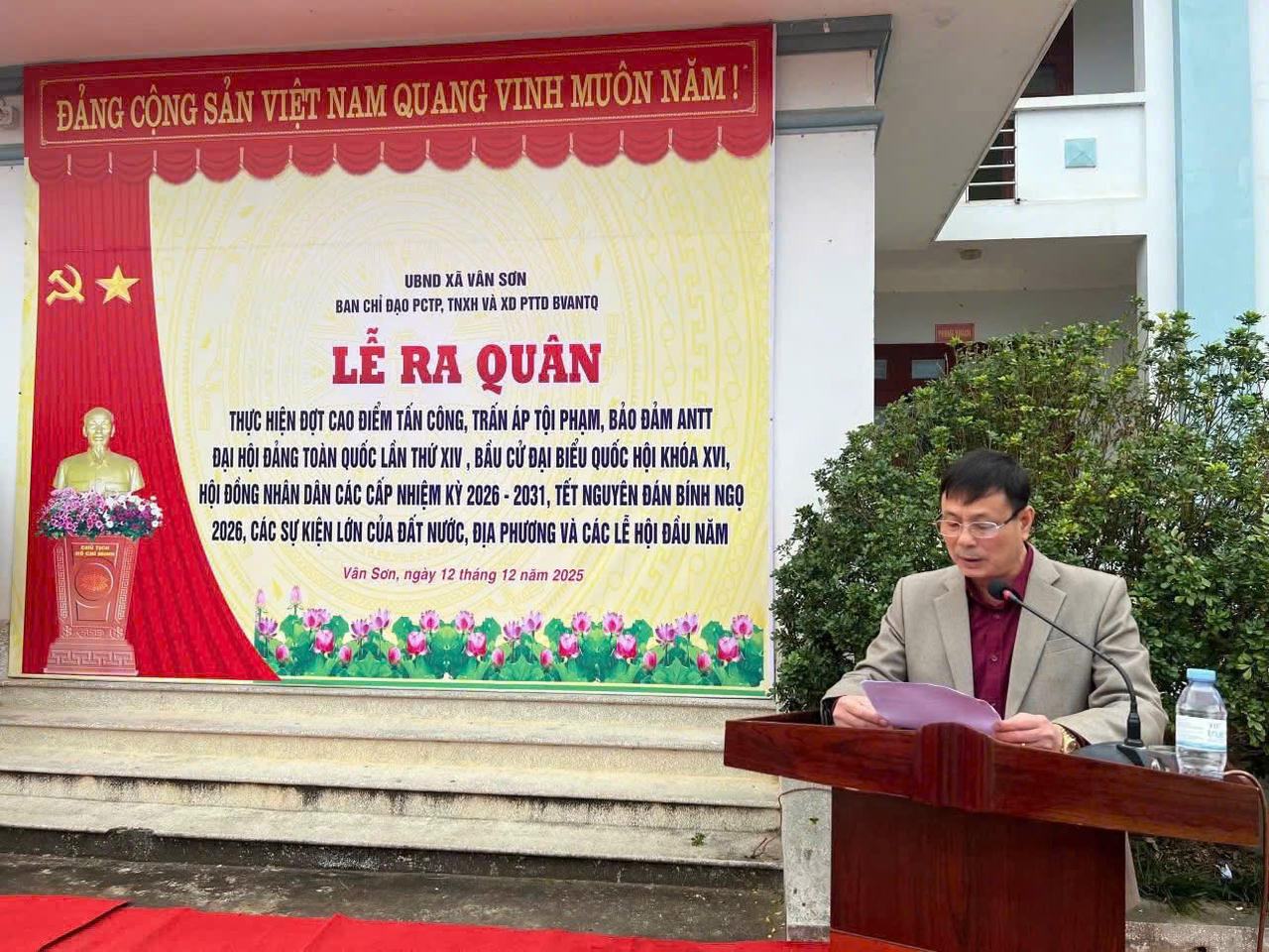 Ông La Hữu Hiệp, Chủ tịch UBND xã Vân Sơn phát biểu tại lễ ra quân.