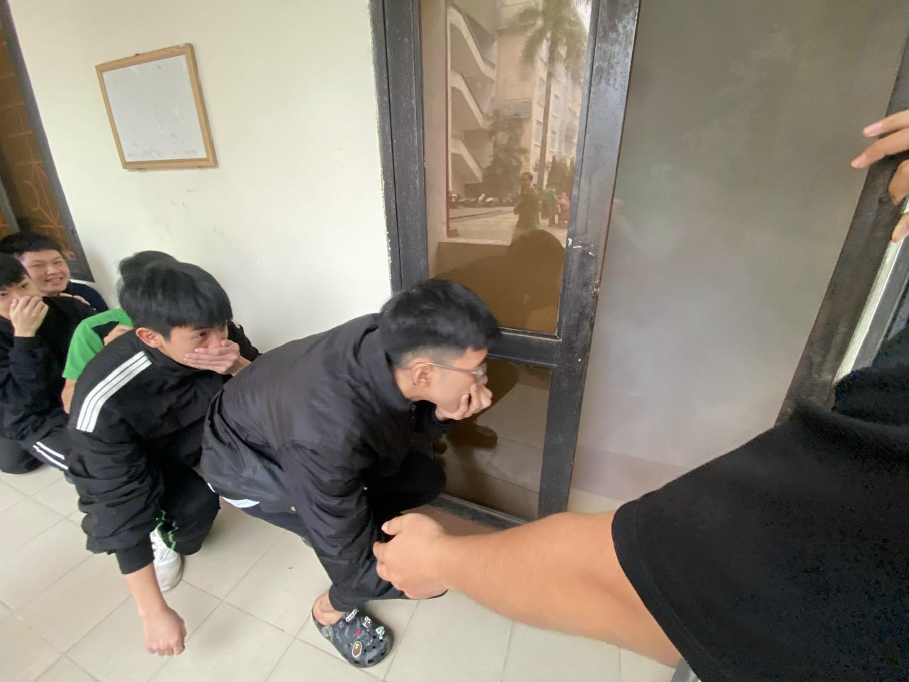 Thực hành thoát nạn, di chuyển trong môi trường nhiều khói. (Ảnh: Hoàng Tùng)