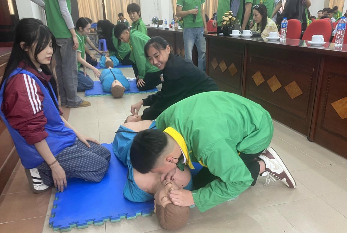 Thực hành sơ cấp cứu ban đầu cho người bị tai nạn thương tích. (Ảnh: Hoàng Tùng)