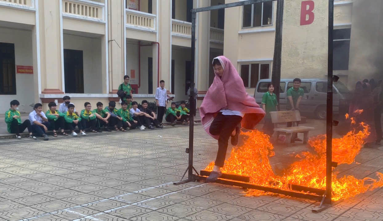 Thực hành băng qua đám cháy một cách an toàn. (Ảnh: Hoàng Tùng)