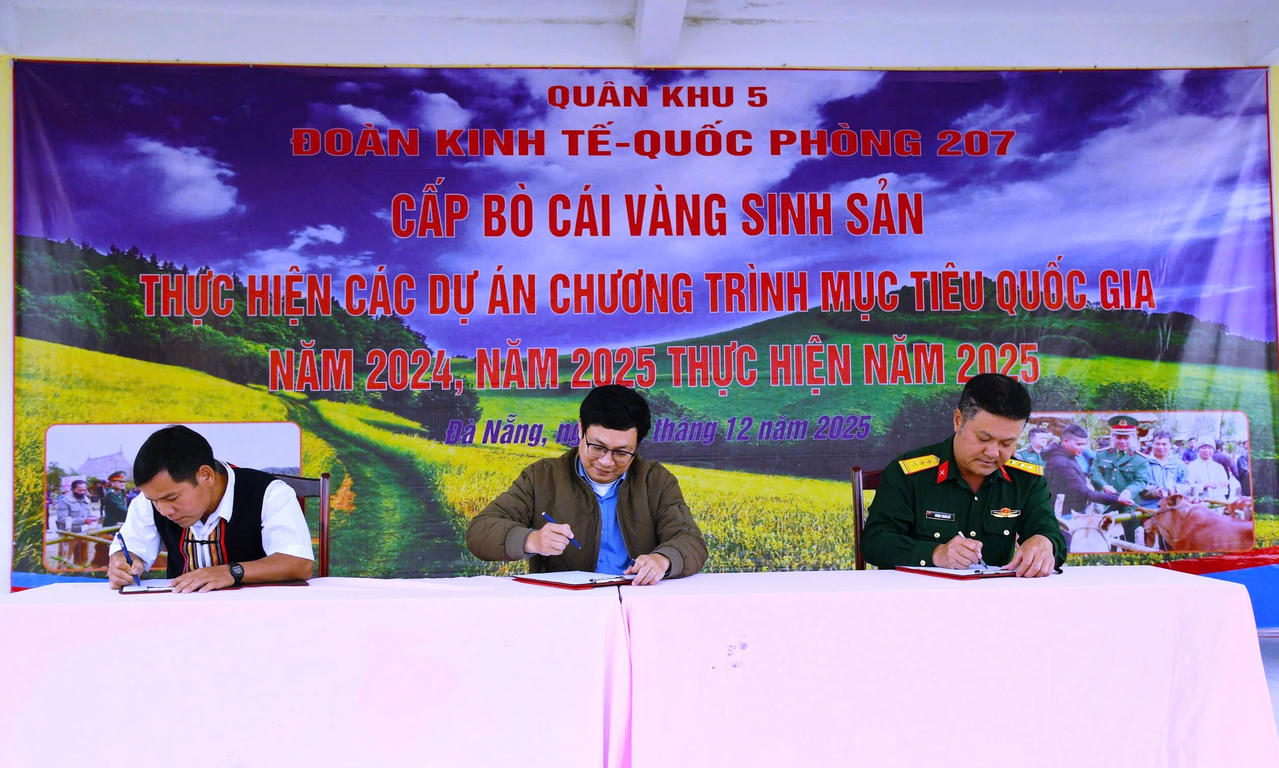 Các đại biểu ký biên bản bàn giao.&nbsp;