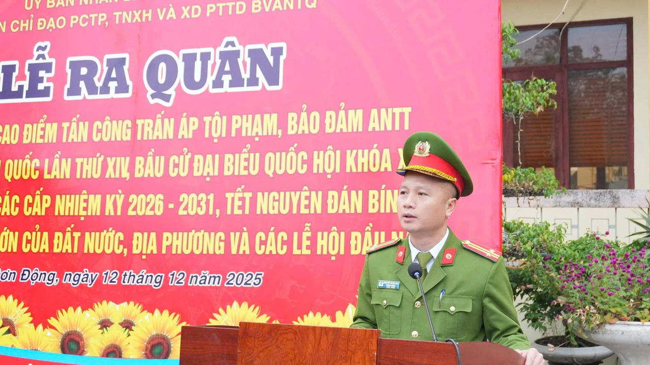 Trung tá Nguyễn Thành Nam- Trưởng phòng Cảnh sát thi hành án hình sự và hỗ trợ tư pháp Công an tỉnh phát lệnh lễ ra quân tại xã Sơn Động.