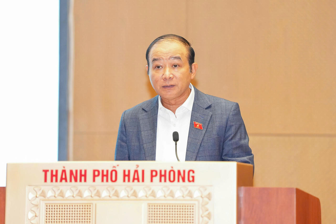 Phó Trưởng Đoàn ĐBQH chuyên trách thành phố Lã Thanh Tân phát biểu tại Hội nghị.