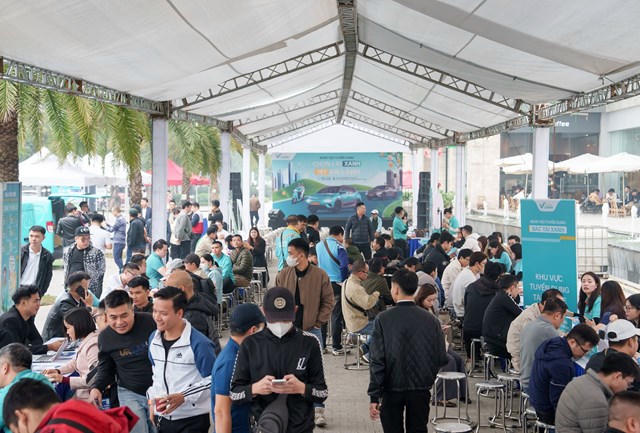 Đông đảo tài xế đăng ký lái thử, trải nghiệm VinFast EC Van tại Vincom Mega Mall Smart City.