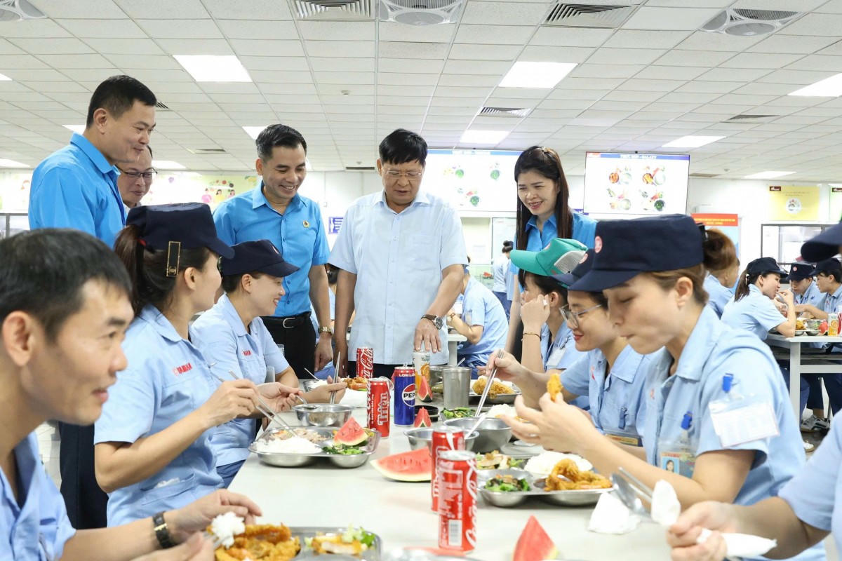 Phó Chủ tịch Tổng LĐLĐ Việt Nam Phan Văn Anh (đứng thứ hai từ phải sang) cùng lãnh đạo LĐLĐ thành phố Hà Nội dự Bữa cơm Công đoàn với công nhân Công ty TNHH Yamaha Motor Việt Nam.