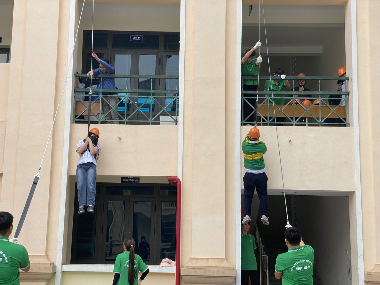 Thực hành thoát hiểm bằng dây thả chậm. (Ảnh: Hoàng Tùng)