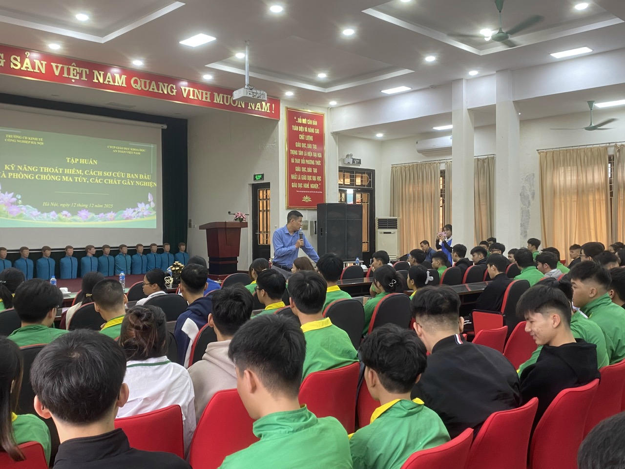 Trường Cao đẳng Kinh tế Công nghiệp Hà Nội chú trọng huấn luyện kỹ năng phòng cháy chữa cháy và cứu nạn cứu hộ
