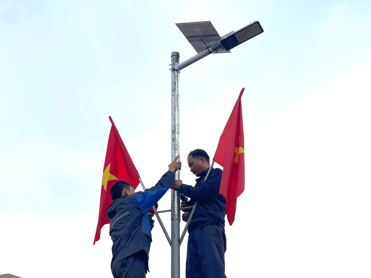 Khánh thành và bàn giao công trình “Đường cờ Tổ quốc” kết hợp hệ thống “Ánh sáng vùng biên” tại xã Hướng Phùng.