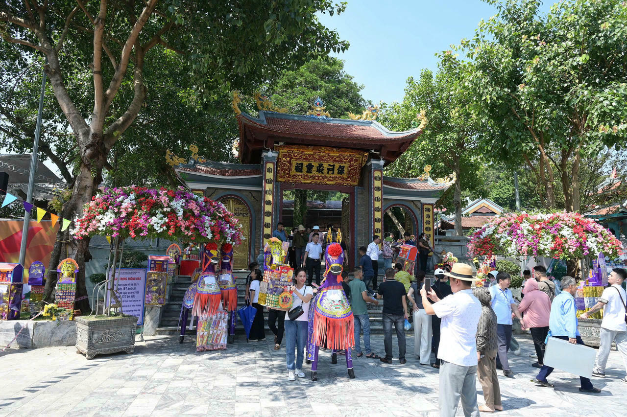 Lễ hội đền Bảo Hà thu hút đông đảo Nhân dân và du khách thập phương.