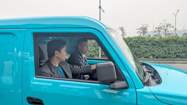 Anh Vũ Thế Hùng (ngồi ở ghế lái) là một trong những người dùng đầu tiên trải nghiệm chiếc VinFast EC Van tại sự kiện lái thử.